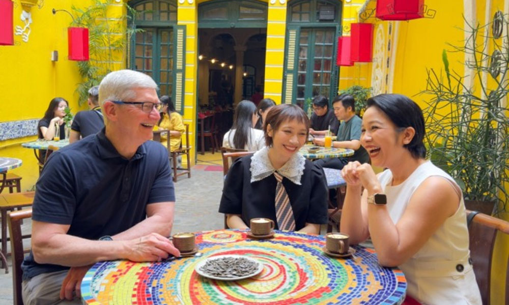 CEO Apple Tim Cook uống cà phê trứng với Mỹ Linh